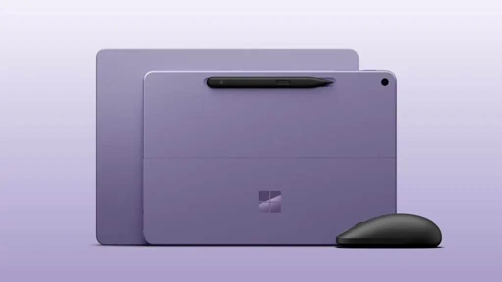 Dispositivos Surface violetas acompañados de un lápiz digital y un ratón negro
