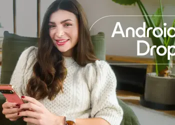 Una mujer sostiene un teléfono Pixel junto al texto «Android Drop»