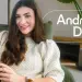 Una mujer sostiene un teléfono Pixel junto al texto «Android Drop»