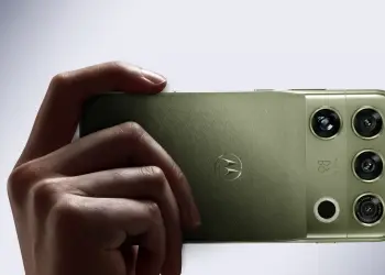 Parte trasera del Motorola Signature 27 en color verde, con su conjunto de cámaras