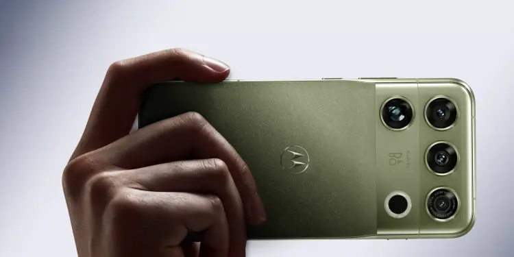 Parte trasera del Motorola Signature 27 en color verde, con su conjunto de cámaras