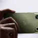 Parte trasera del Motorola Signature 27 en color verde, con su conjunto de cámaras