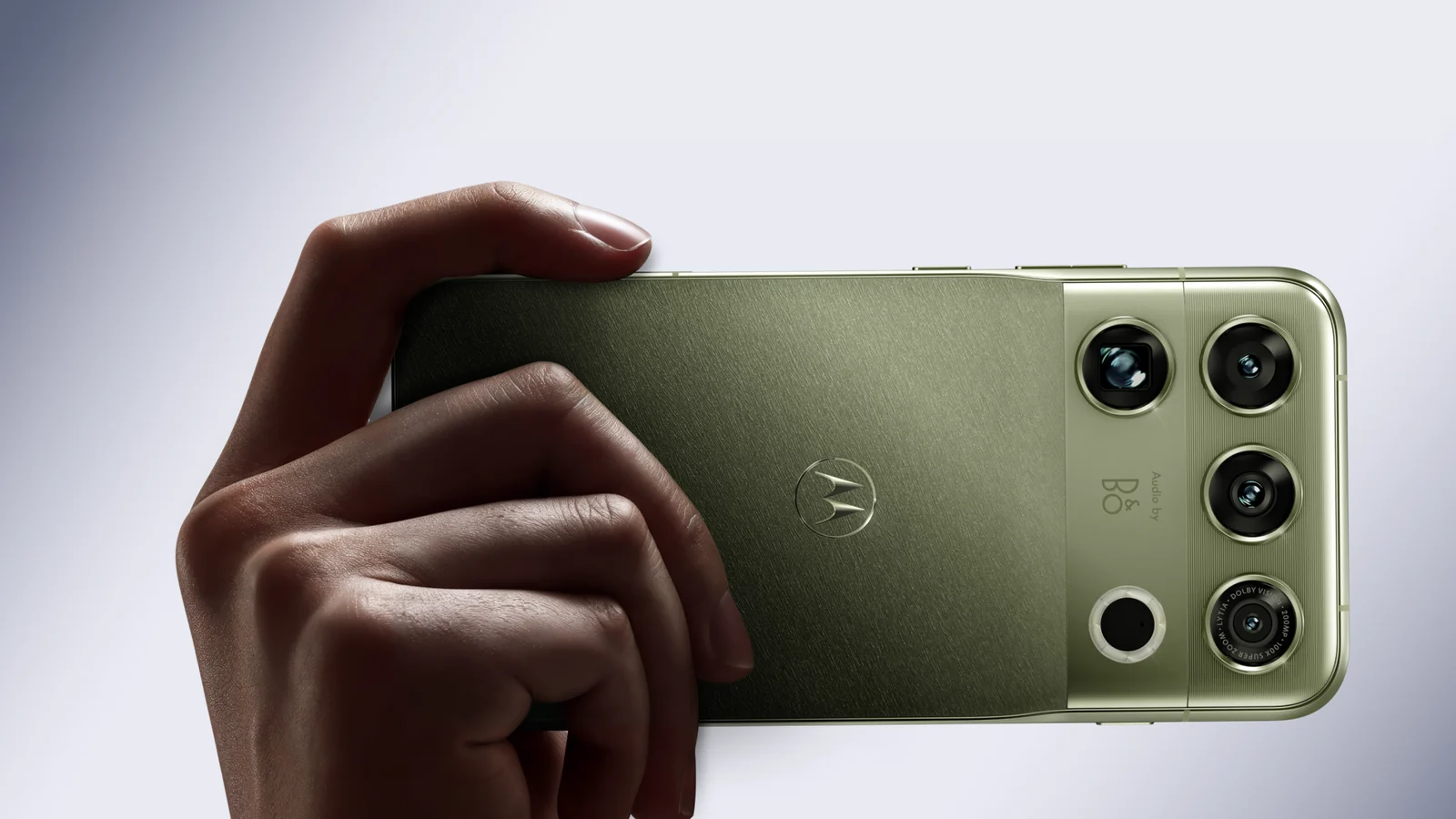 Parte trasera del Motorola Signature 27 en color verde, con su conjunto de cámaras