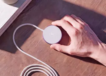 El cargador magnético inalámbrico moto snap de Motorola con cable USB-C trenzado