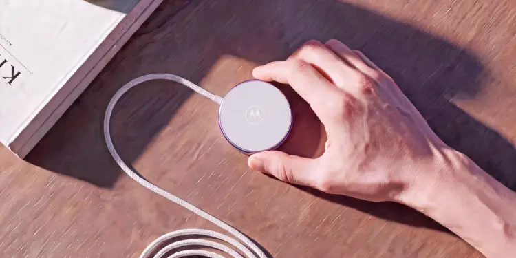 El cargador magnético inalámbrico moto snap de Motorola con cable USB-C trenzado