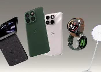 Varios dispositivos Motorola, incluidos dos teléfonos y dos relojes inteligentes, junto a un cargador inalámbrico