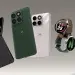 Varios dispositivos Motorola, incluidos dos teléfonos y dos relojes inteligentes, junto a un cargador inalámbrico