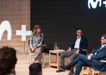 Presentación de la estrategia de contenidos de Movistar Plus+ con tres participantes en el escenario