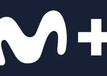 Logotipo blanco de Movistar Plus+ sobre fondo azul oscuro