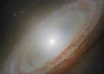 Primer plano de una galaxia espiral visto desde el espacio