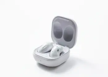 Auriculares Samsung Galaxy Buds Live en su estuche de carga abierto