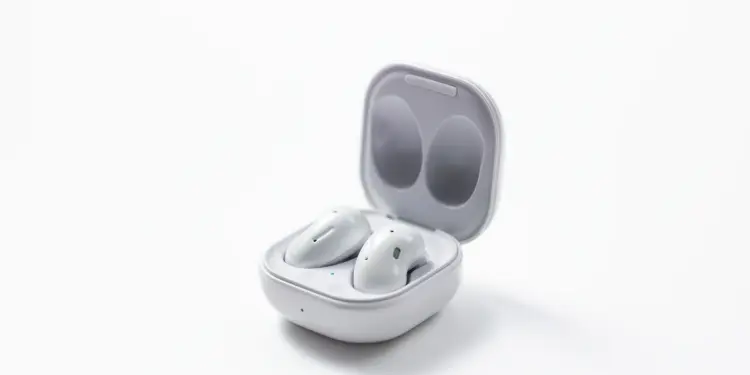 Auriculares Samsung Galaxy Buds Live en su estuche de carga abierto