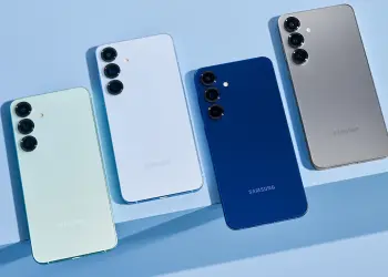 Varios Samsung Galaxy S25 vistos por la parte trasera