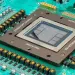 Primer plano del chip de inferencia Jalapeño montado en una placa de circuito