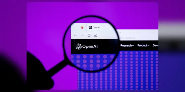 Una lupa amplía la página web de OpenAI en una pantalla