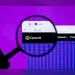Una lupa amplía la página web de OpenAI en una pantalla