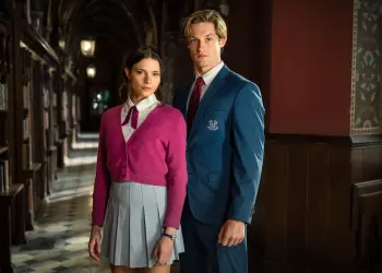 Dos protagonistas de Maxton Hall con uniforme escolar en un pasillo