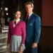 Dos protagonistas de Maxton Hall con uniforme escolar en un pasillo
