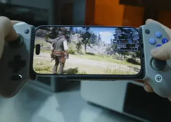 Teléfono con Red Dead Redemption 2 entre dos mandos