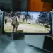 Teléfono con Red Dead Redemption 2 entre dos mandos