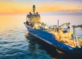 Buque cablero Île de Batz navegando con equipos de tendido visibles