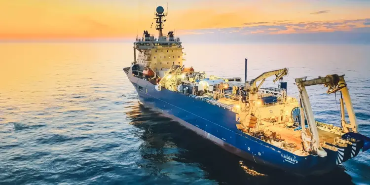Buque cablero Île de Batz navegando con equipos de tendido visibles