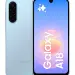 Render del Samsung Galaxy A18 en color azul claro, mostrando la parte trasera y la pantalla