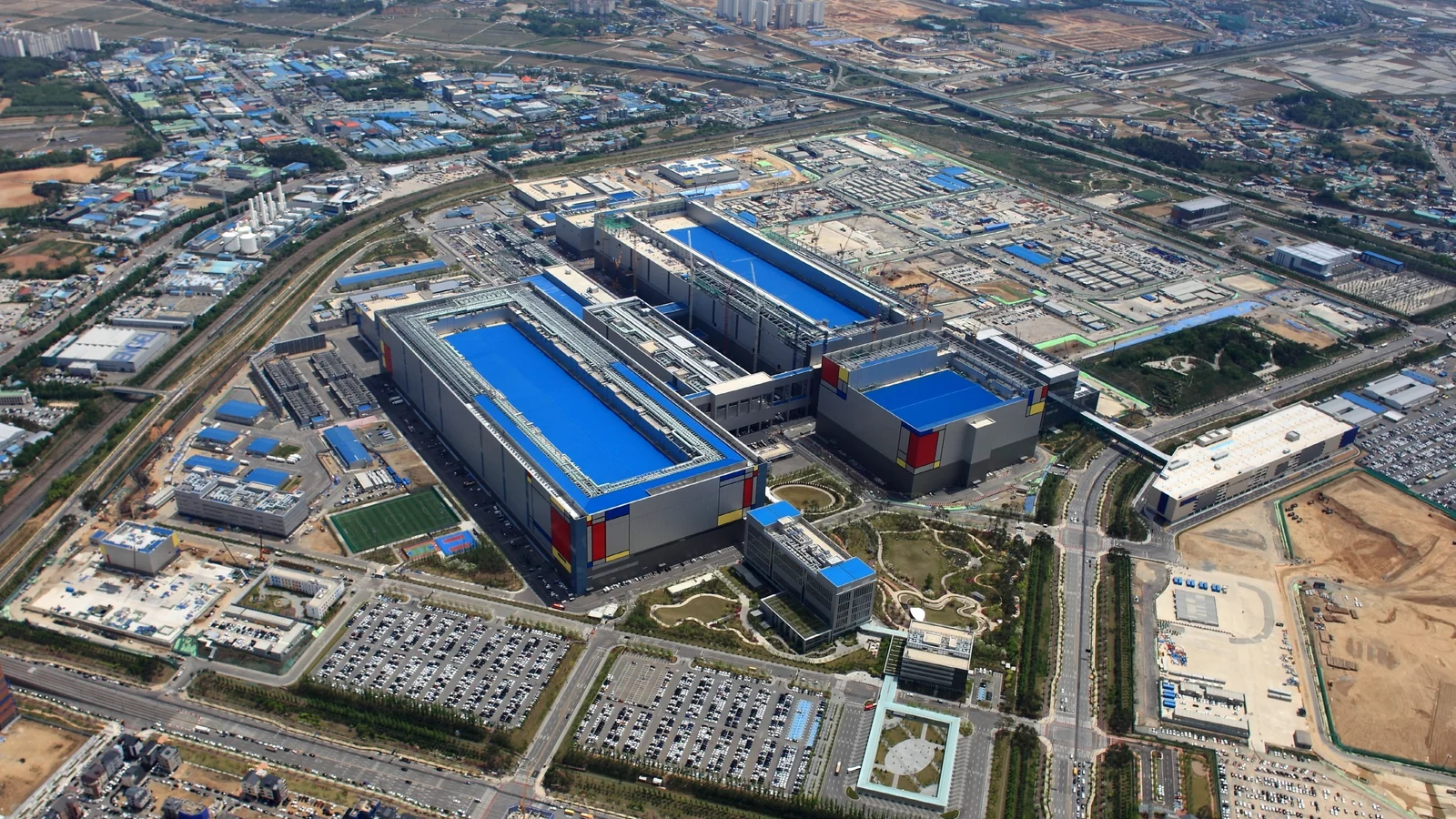 Vista aérea de una planta de fabricación de semiconductores de Samsung