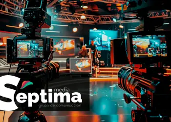 Logotipo de Séptima Media en un estudio de televisión