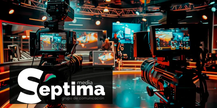 Logotipo de Séptima Media en un estudio de televisión