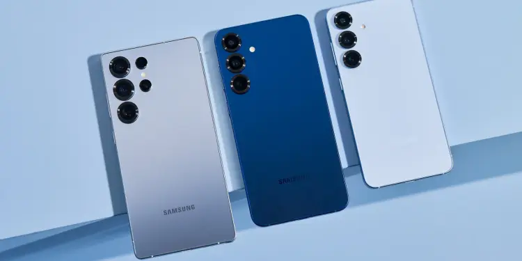 Tres Galaxy S25 vistos por detrás