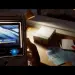 Un televisor CRT portátil muestra la búsqueda de una frecuencia sobre un escritorio