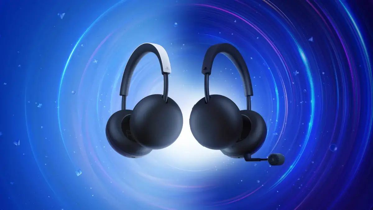 Dos auriculares inalámbricos PlayStation Pulse y Pulse Edge sobre fondo azul
