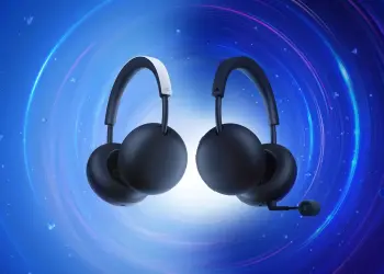 Dos auriculares inalámbricos PlayStation Pulse y Pulse Edge sobre fondo azul