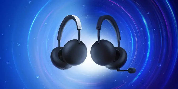 Dos auriculares inalámbricos PlayStation Pulse y Pulse Edge sobre fondo azul