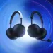 Dos auriculares inalámbricos PlayStation Pulse y Pulse Edge sobre fondo azul