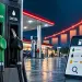 Gráfica ascendente junto a surtidores de gasolina y diésel