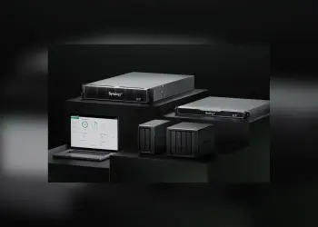 Dispositivos Synology ActiveProtect y un portátil con su panel de administración