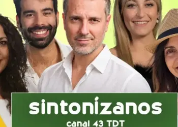 Cinco integrantes de Tuya La Janda junto al mensaje «Sintonízanos, Canal 43 TDT»