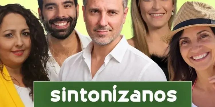 Cinco integrantes de Tuya La Janda junto al mensaje «Sintonízanos, Canal 43 TDT»