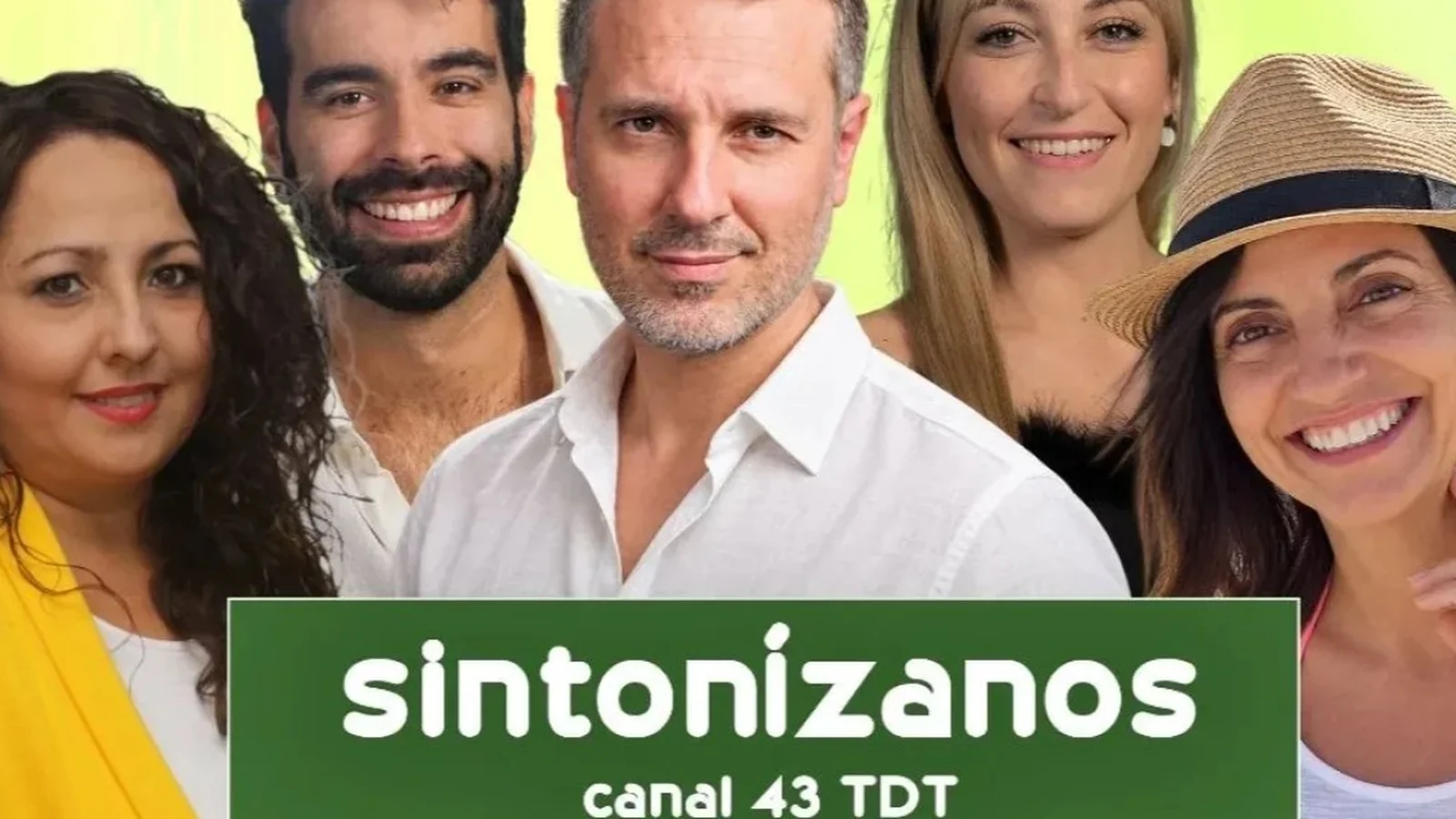 Cinco integrantes de Tuya La Janda junto al mensaje «Sintonízanos, Canal 43 TDT»
