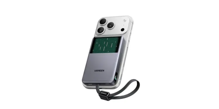 Batería magnética Ugreen MagFlow Pro acoplada a un teléfono, con panel de refrigeración visible y correa