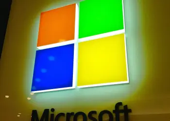 Logotipo iluminado de Microsoft en una pared