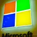 Logotipo iluminado de Microsoft en una pared