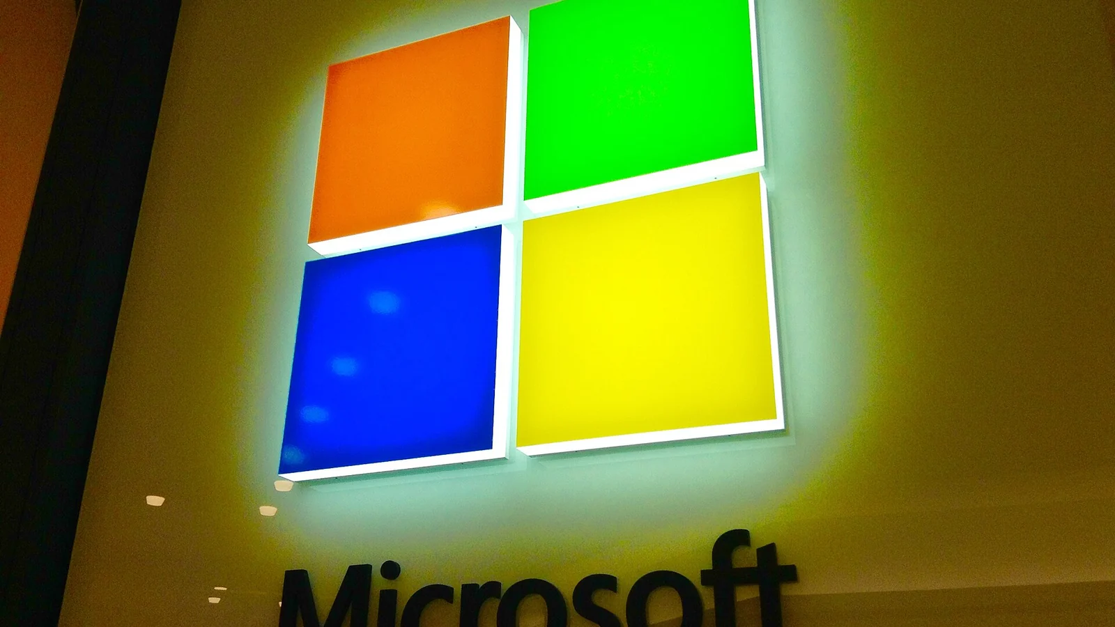 Logotipo iluminado de Microsoft en una pared