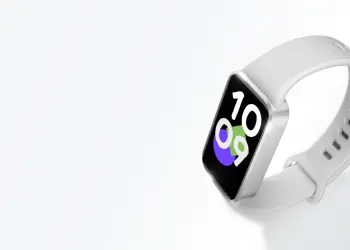 Xiaomi Smart Band 11 Active en color gris sobre fondo claro