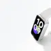 Xiaomi Smart Band 11 Active en color gris sobre fondo claro