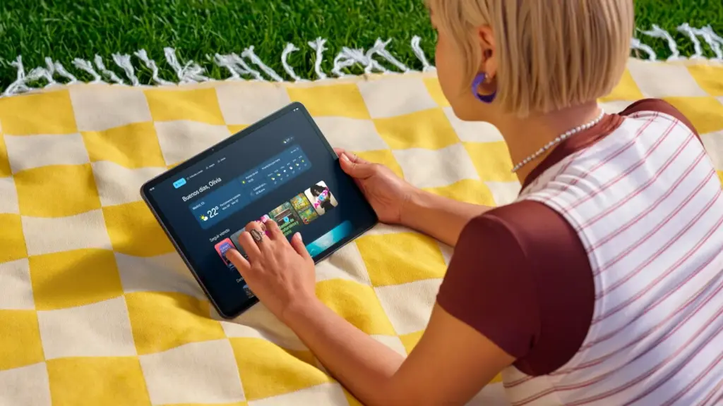 Persona usando una Alexa Tablet sobre una manta