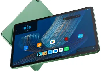 Tableta verde con Google Play y Alexa en pantalla