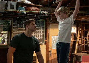 Chris Pratt observa a Jude Hill entrenar